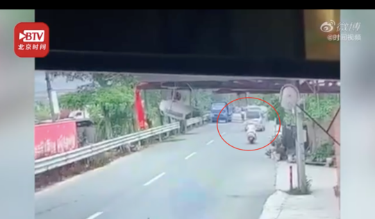 广东一男子偷狗后还想撞人，没想到直接被村民开卡车撞爆！
